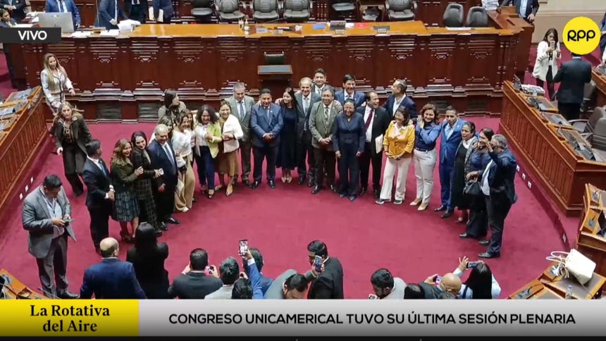 Al final del día, mientras algunos legisladores manifestaban reclamos por su desacuerdo con ciertos proyectos de ley, otros intercambiaban abrazos.