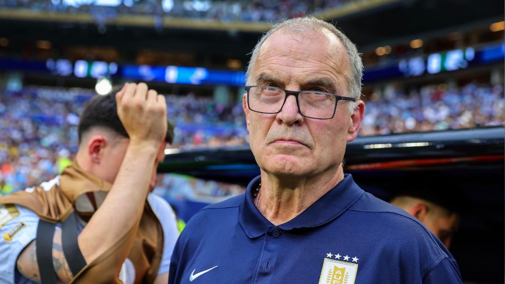 Marcelo Bielsa dirige su primer Mundial con la selección uruguaya.