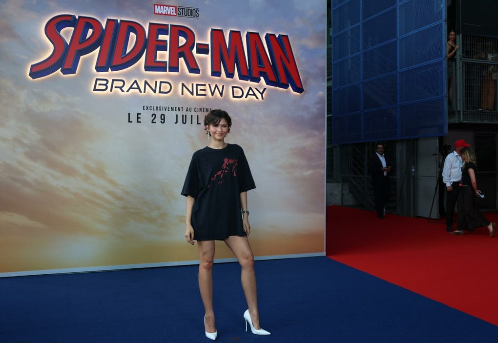 Esta vez, la actriz se puso un polo vintage oficial de Marvel, que se lanzó en 2012, solo que para darle su toque personal, agregó unos stilettos blanco.