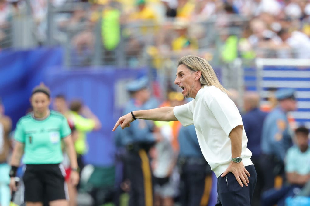 Sebastián Beccacece tuvo constantes indicaciones a sus jugadores durante el partido.