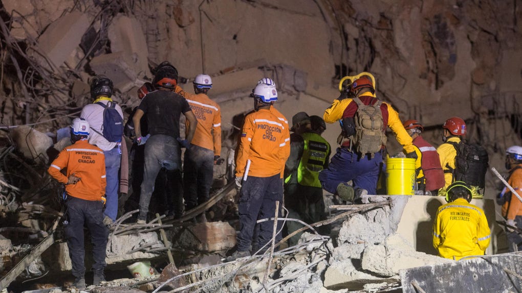 Los trabajos de rescate continúan contrarreloj para encontrar a sobrevivientes.