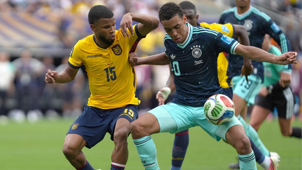 Pedro Vite disputa el balón con Jamal Musiala.