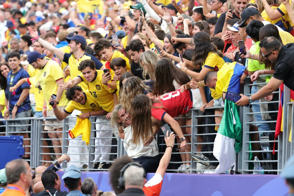 Los hinchas de Ecuador también abrazaron a su director técnico.
