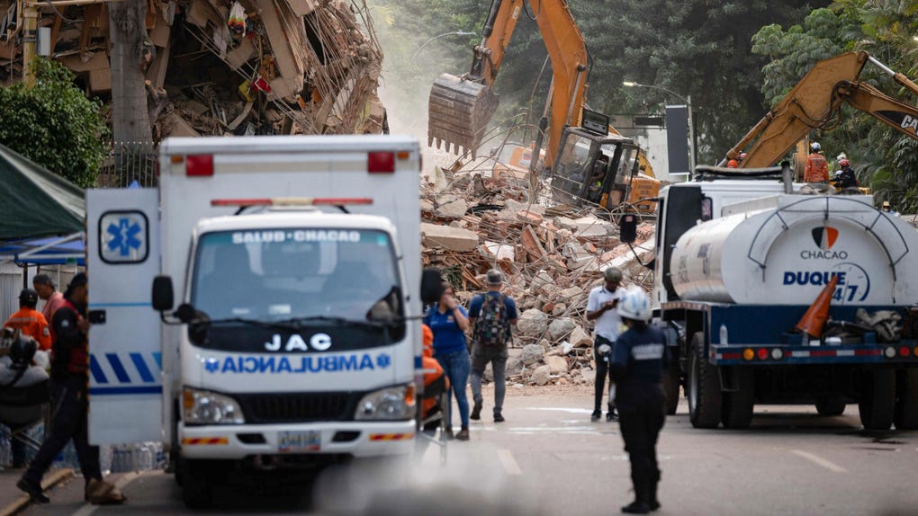 Rescatistas trabajan en una zona de La Guaira afectada por dos terremotos el último miércoles