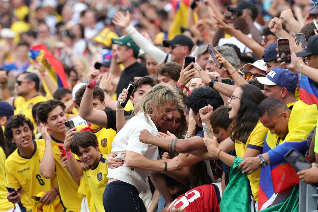 Con el gol de Gonzalo Plata, Beccacece fue hacia su familia en las tribunas.