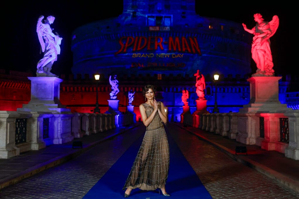 La actriz estadounidense Zendaya posa en la alfombra roja de la película ‘Spider-Man: Brand New Day’ en Roma con un vestido de la colección Primavera/Verano 1990 de Giorgio Armani.