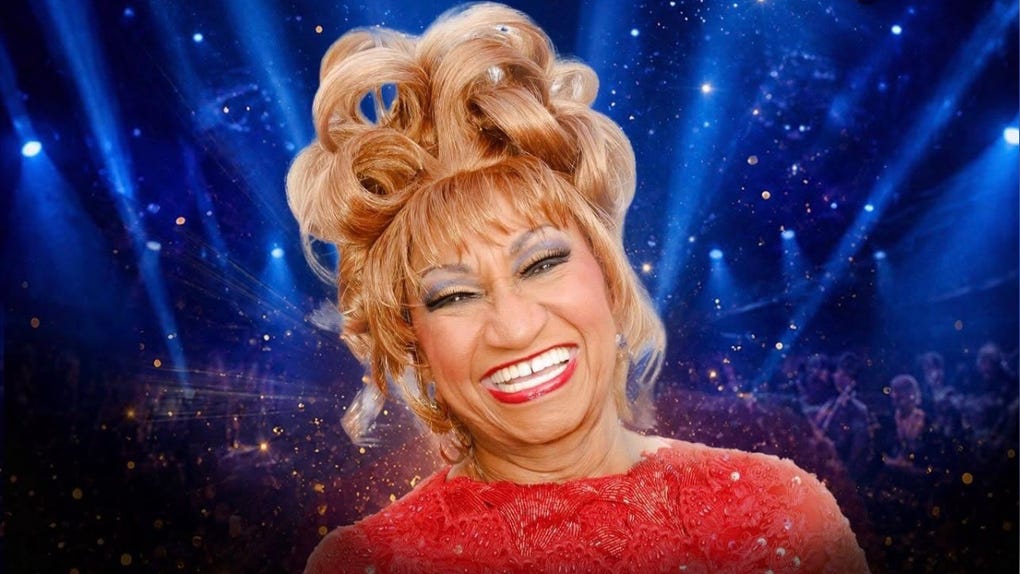 Celia Cruz comenzó su carrera en su Cuba natal, alcanzando reconocimiento como vocalista del popular conjunto la Sonora Matancera.