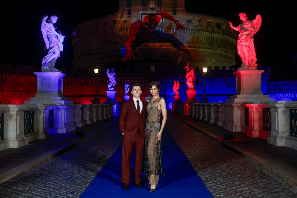 El actor Tom Holland combinó el look de la famosa MJ con un traje vino.