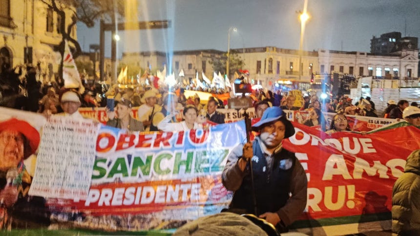 Colectivos sociales y simpatizantes de Juntos por el Perú se movilizan pacíficamente por las calles del centro de Lima.