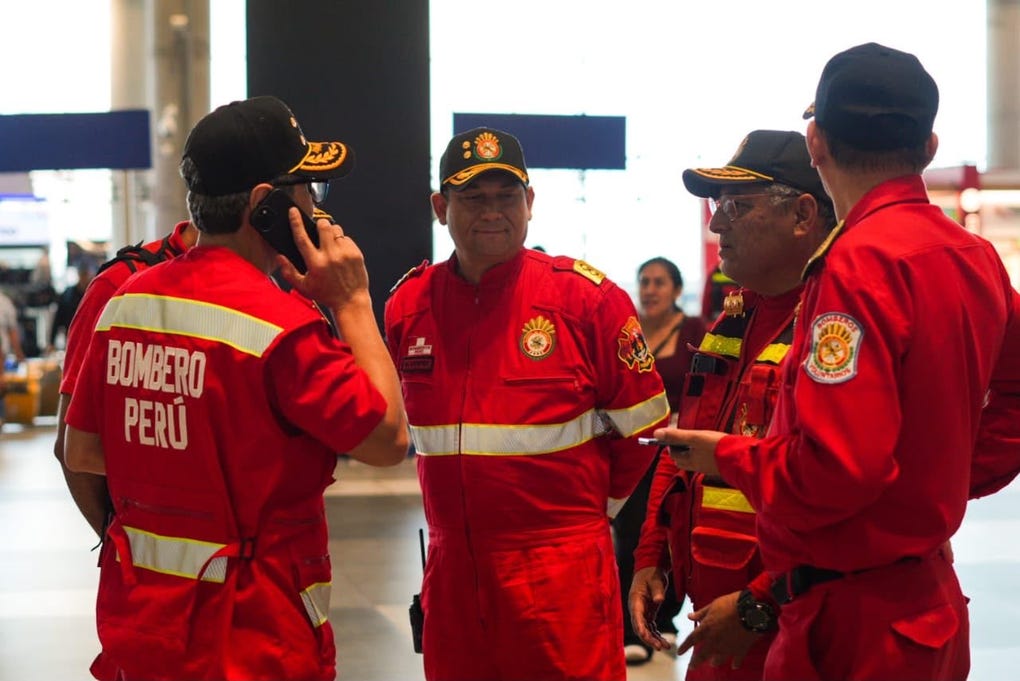 Más de 40 especialistas, con vasta experiencia internacional, reforzarán las labores de auxilio, llevando cuatro toneladas de equipos de alta precisión para búsqueda y rescate en estructuras colapsadas.