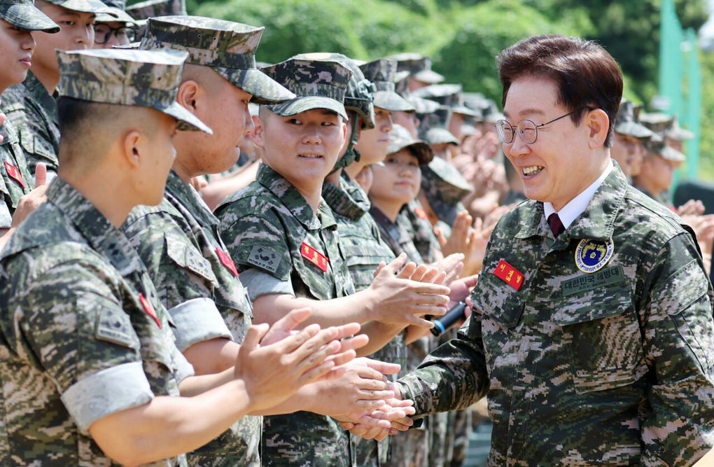 Según la prensa oficial, el presidente de Corea del Sur prometió seguir fortaleciendo las capacidades militares para convertir a las Fuerzas Armadas del país en una fuerza poderosa.