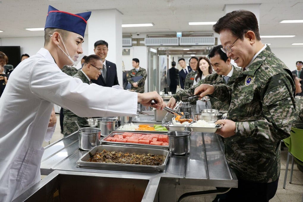 El presidente surcoreano almorzó junto con los miembros de la unidad.