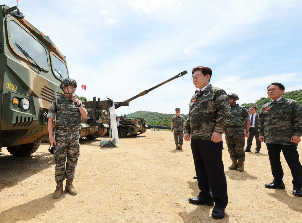 El presidente surcoreano, Lee Jae-myung, visitó al Cuerpo de Marines instalado en la isla de Yeonpyeong, cerca de la frontera marítima con Corea del Norte.