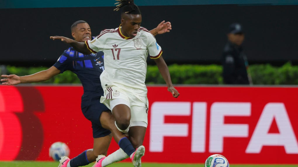 Nico Williams de España durante el partido ante Uruguay en jugada con Nicolás de la Cruz.