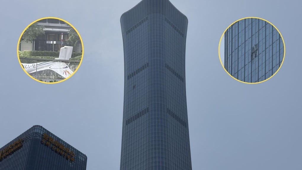 El impacto provocó un agujero en la fachada acristalada del China Zun, a gran altura, y la caída de fragmentos de la aeronave en una vía próxima al rascacielos y piezas desde niveles superiores.