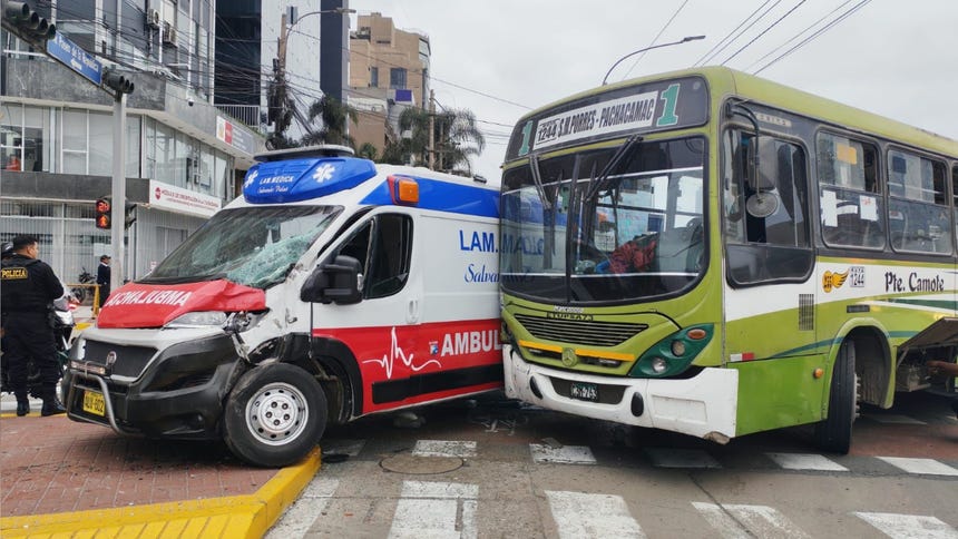 Seven wounded after public transport bus crash with ambulance in San Isidro [VIDEO]