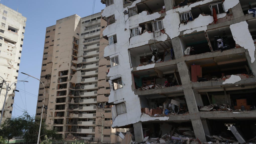 Fotografía de este viernes, que muestra algunos edificios afectados por un terremoto en La Guaira (Venezuela). El ministro de Interior de Venezuela, Diosdado Cabello, anunció la restricción del acceso al estado La Guaira (norte, cercano a Caracas), el más afectado por los terremotos