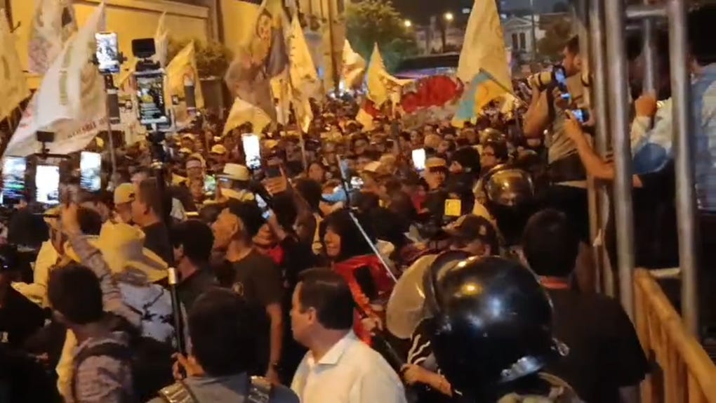 Roberto Sánchez y sus seguidores marchan por las calles del centro de Lima para exigir 