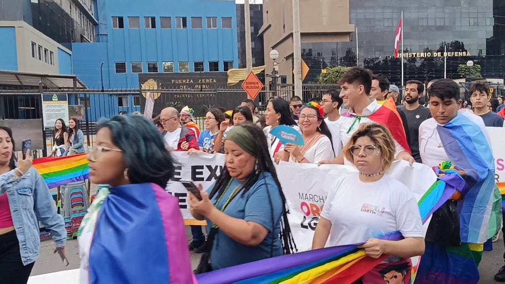 Personas participan en la marcha con motivo del Día del Orgullo LGBTI+