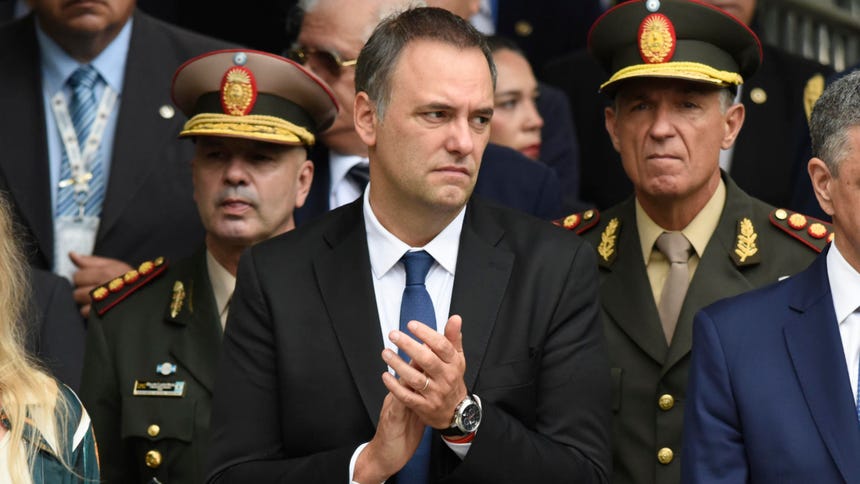 Renuncia de Adorni: cómo la corrupción debilita gobiernos liberales en la región