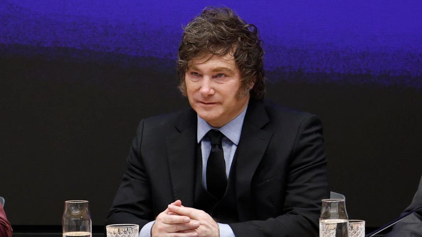 Adorni, mano derecha del presidente Javier Milei, a quien conoció en un estudio de televisión, ha estado envuelto desde marzo pasado en un creciente escándalo por sus gastos suntuosos que finalmente derivó este sábado en su salida del Ejecutivo.