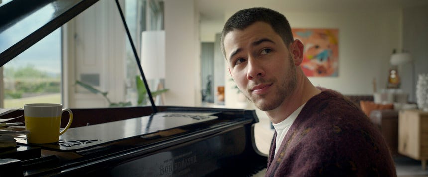 En 'Letras robadas', Nick Jonas interpreta a Danny Wilson, una exestrella de una boy band que busca relanzar su carrera musical.