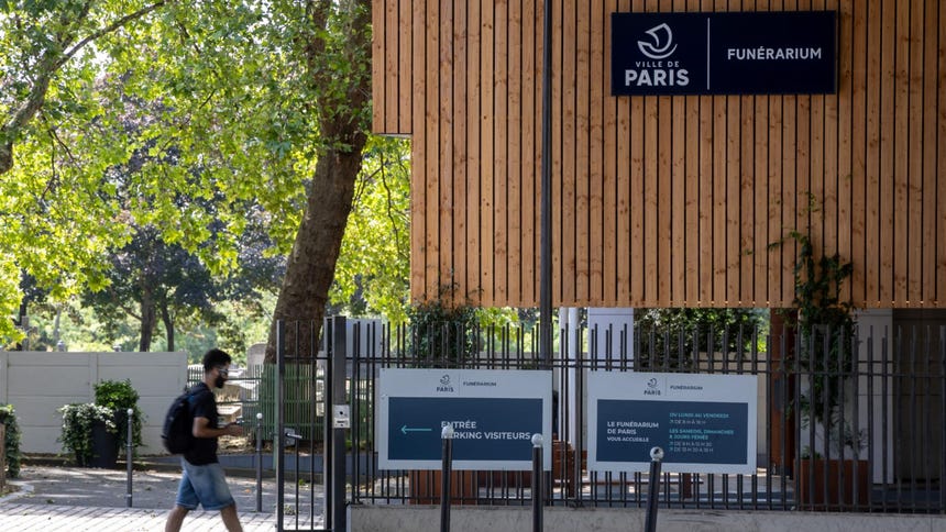 Un peatón camina frente al Funerarium de París, en París, Francia, el 28 de junio de 2026. Según la agencia nacional de salud pública de Francia, desde el 24 de junio se han registrado aproximadamente 1.000 fallecimientos más que en los meses anteriores, en medio de una ola de calor histórica que ha batido múltiples récords meteorológicos de todos los tiempos durante la última semana. 