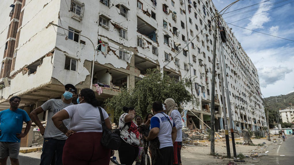 Personas esperan en una zona afectada por los terremotos, en Tanaguaneras, La Guaira (Venezuela).