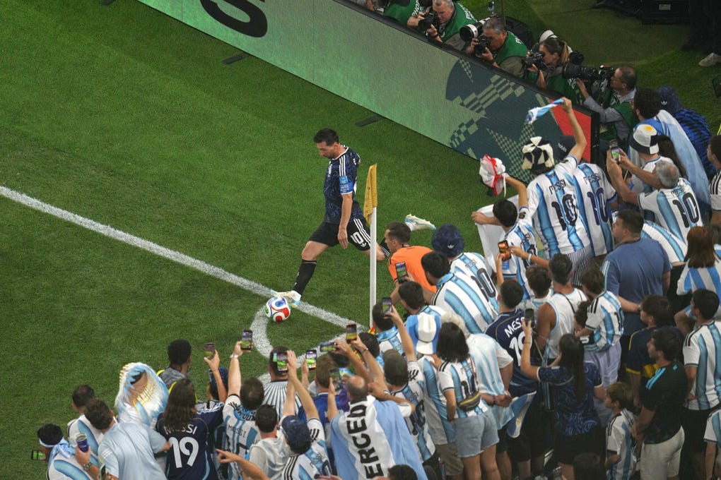 Las cámaras siempre sobre Lionel Messi.