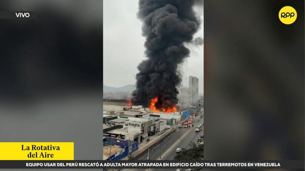 El incendio afecta un inmueble en la avenida Óscar R. Benavides.