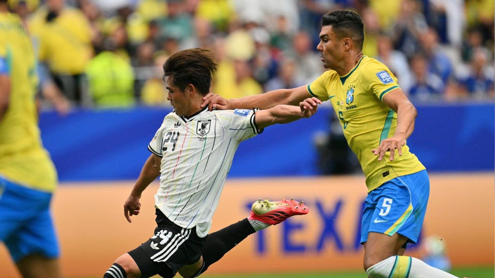 Kaishu Sano en acción junto a Casemiro.