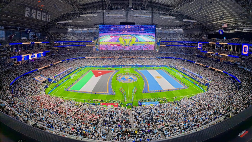Los aficionados intentaron colarse en el Estadio de Dallas el pasado sábado.