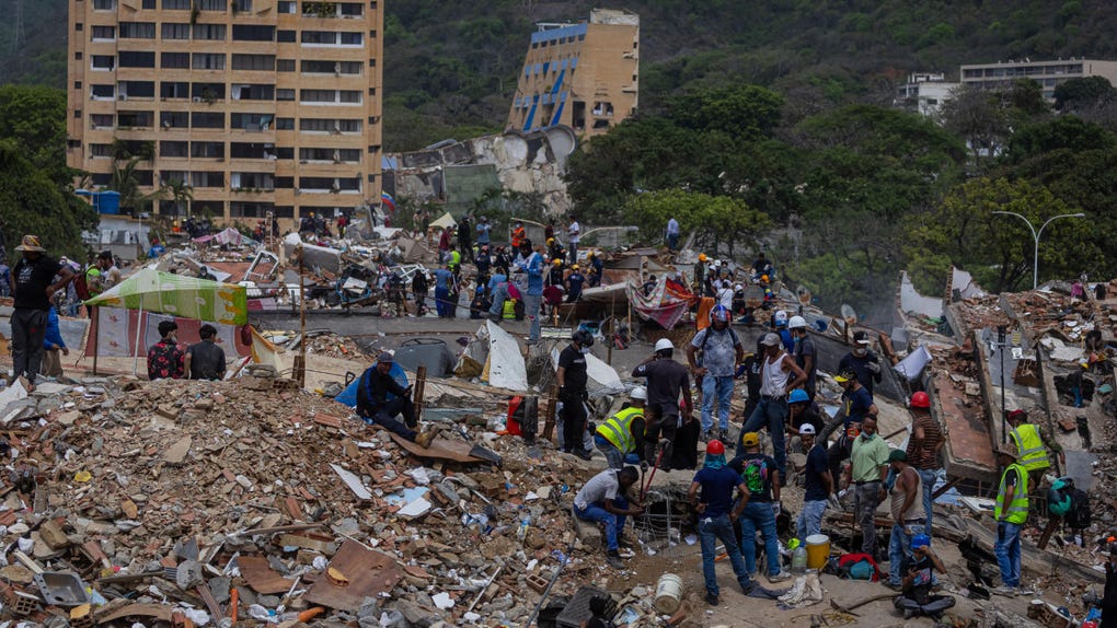 Voluntarios realizan labores para la búsqueda de sobrevivientes en La Guaira