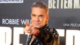 Robbie Williams sorprende a un músico callejero en España y canta con él su éxito 'Angels' [VIDEO]
