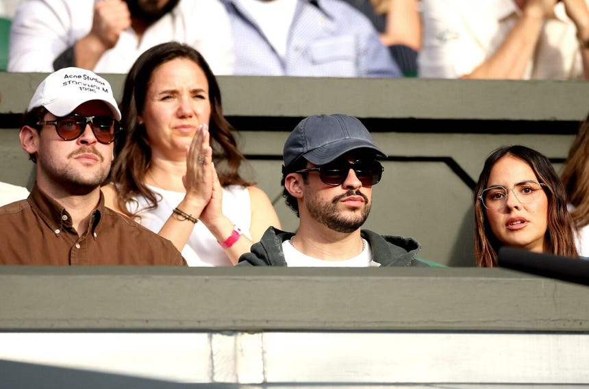 Bad Bunny y Gabriela Berlingeri observan a Novak Djokovic de Serbia jugar contra Yibing Wu de China en la primera ronda individual masculina del Campeonato de Wimbledon en Londres, Gran Bretaña.
