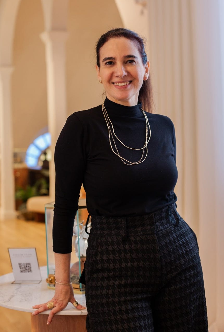 Mariana Magtaz es investigadora, gemóloga y diseñadora brasileña. 