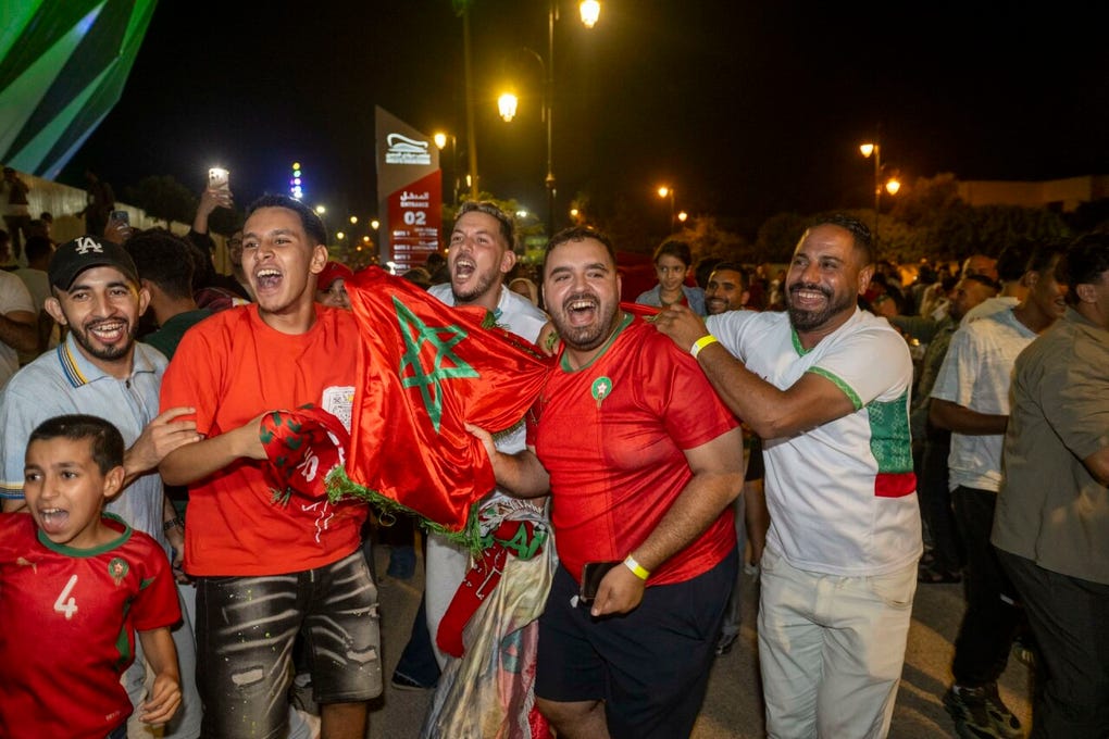 La noche había comenzado antes: desde las 2:00 a.m., hora del inicio del encuentro en Marruecos, los gritos de emoción se propagaban por los barrios de la capital.