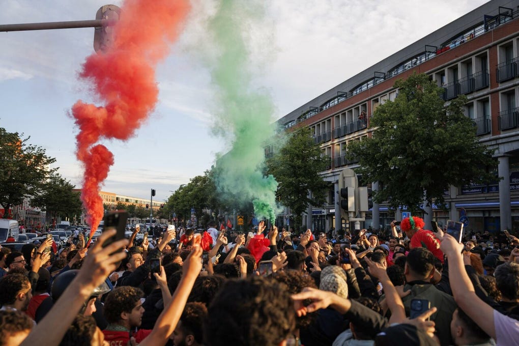 La capital marroquí, Rabat, amaneció envuelta en el eco de los cánticos, las vuvuzelas y los cláxones después de que los aficionados celebraran hasta el amanecer la victoria de los Leones del Atlas.