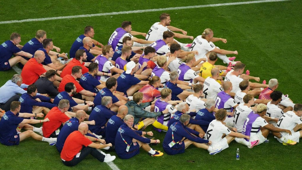 La imagen resume el momento de Noruega en el Mundial 2026: un equipo competitivo, conectado con su gente y con una celebración propia.