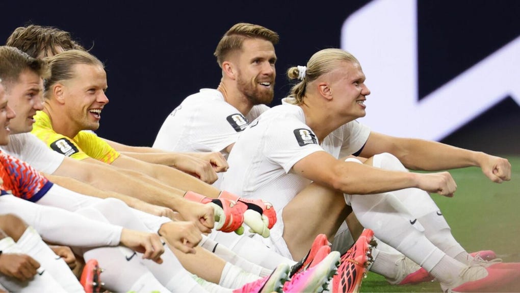 El festejo tomó más fuerza después de la victoria ante Senegal, cuando Martin Odegaard, Erling Haaland y el resto del plantel se unieron a los hinchas.