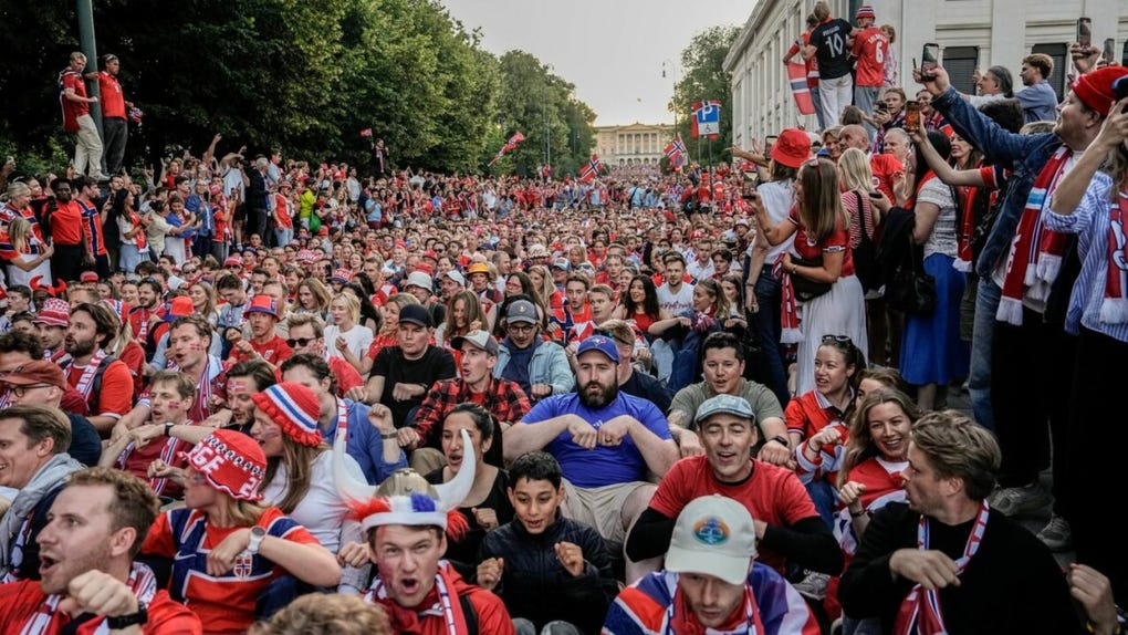La celebración también llegó hasta Oslo, donde los hinchas noruegos se reunieron para seguir el partido y replicaron el famoso “remo vikingo”.