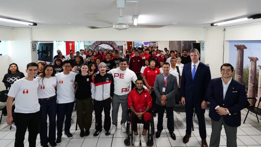 Carlos Zegarra junto a atletas como Angelo Caro, Inés Castillo, Hernán Viera y Jorge Arcela, entre otros.