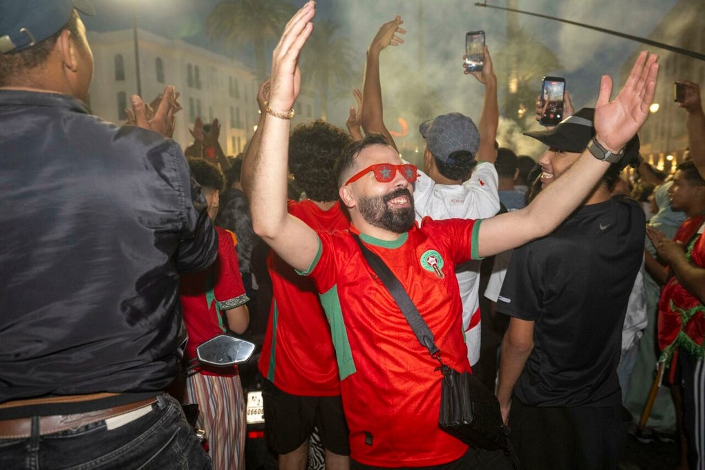 Cada ocasión de peligro, cada intento y el gol de la selección marroquíes eran recibidos con gritos que se oían desde las ventanas, los balcones y las calles donde muchos vecinos siguieron el partido junto a familiares y amigos.