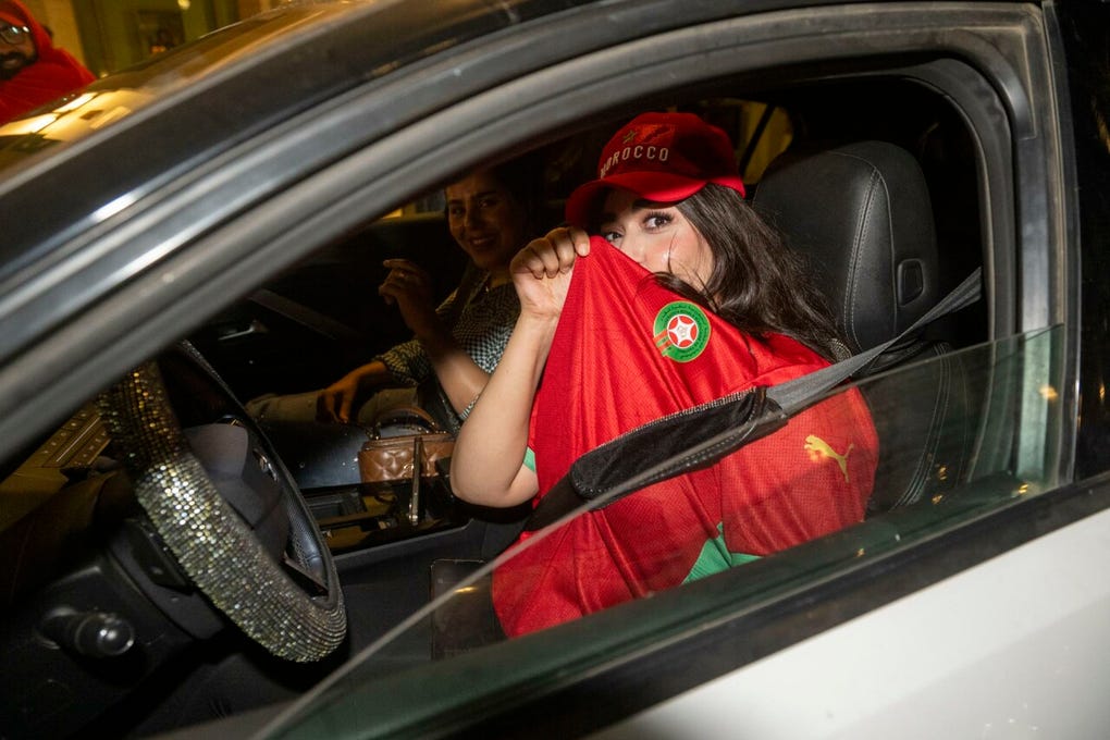 Tras la victoria, miles de personas -la mayoría de ellas vestía la camiseta de la selección- salieron inmediatamente a las calles, decenas de coches recorrían las principales avenidas ondeando la bandera nacional y haciendo sonar sus cláxones.