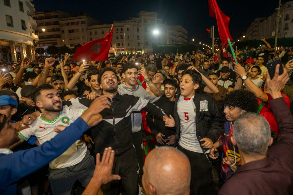 Miles de personas salieron a las calles a celebrar la clasificación de Marruecos frente a los Países Bajos después de seguir un partido que mantuvo despierto al país hasta la madrugada.