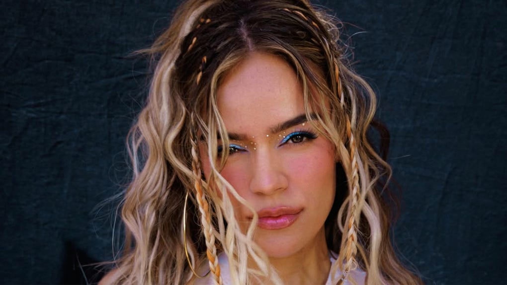Karol G le confiesa a Rosalía que un exnovio no quería celebrar sus cumpleaños con ella.
