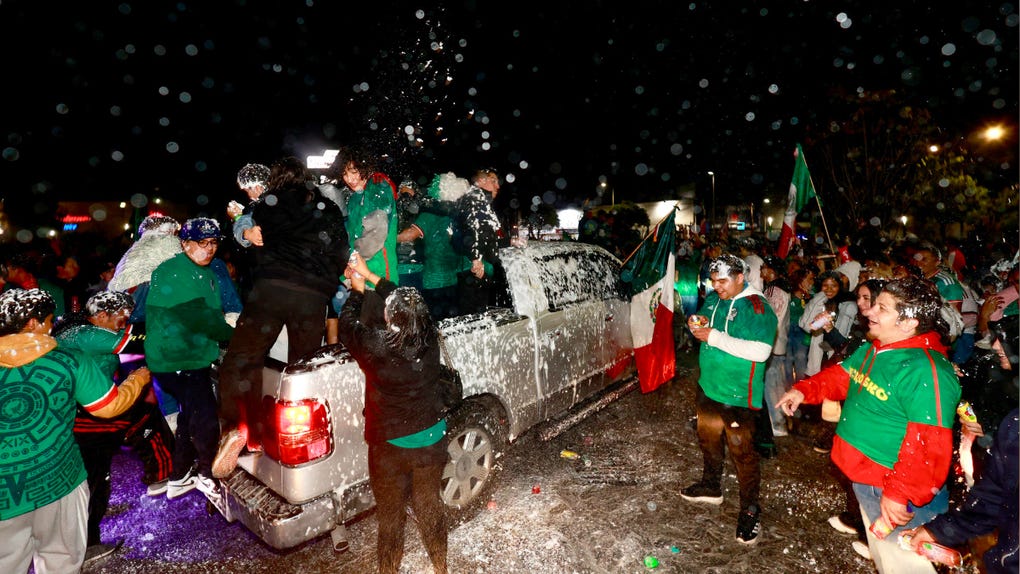 Aficionados de México celebran el triunfo sobre Ecuador este martes.