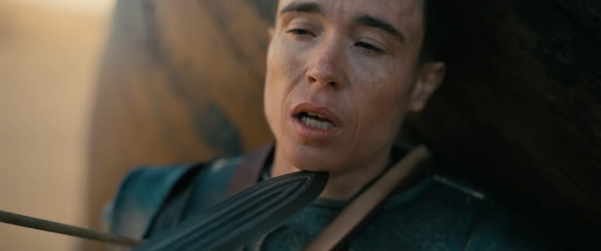 En 'La Odisea', Elliot Page interpreta a Sinon, un soldado griego y primo de Odiseo que luchó en la Guerra de Troya.