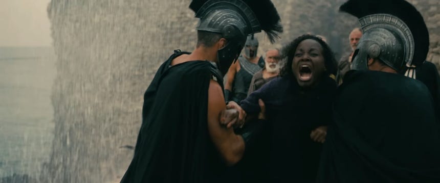 Lupita Nyong'o interpreta un doble papel en 'La Odisea': Helena de Troya y su hermana Clitemnestra.