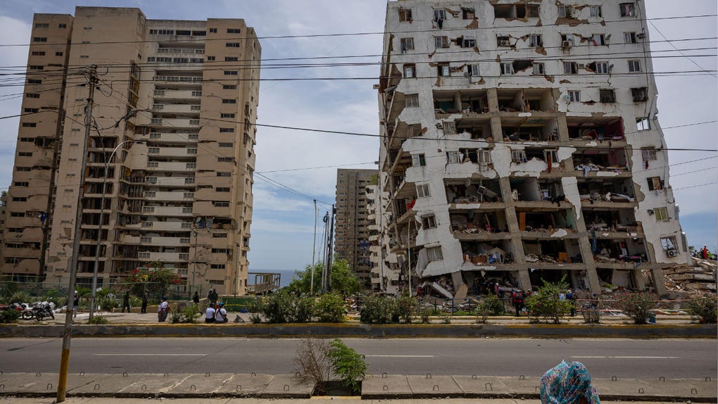 Fotografía que muestra una zona afectada por terremotos este martes, en La Guaira (Venezuela).
